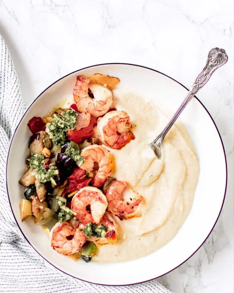 bloemkoolpuree met gegrilde groenten, garnalen en pesto