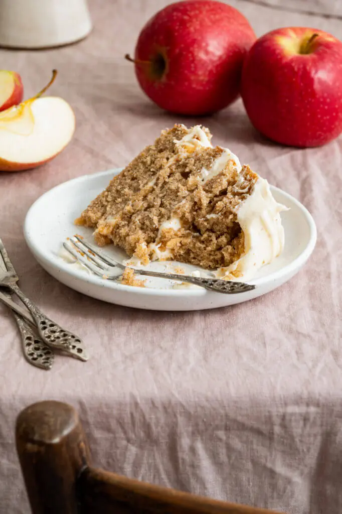 Kruidige Pink Lady® appelcake met frosting