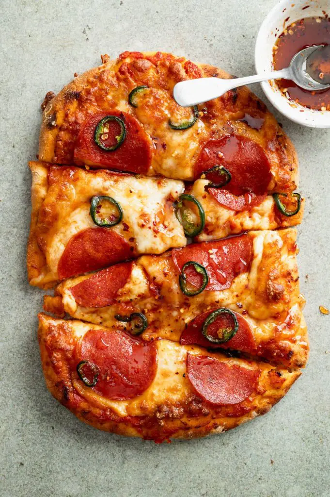 Pinsa pizza hot honey pepperoni