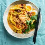 Thaise rode curry soep met rijstnoodles