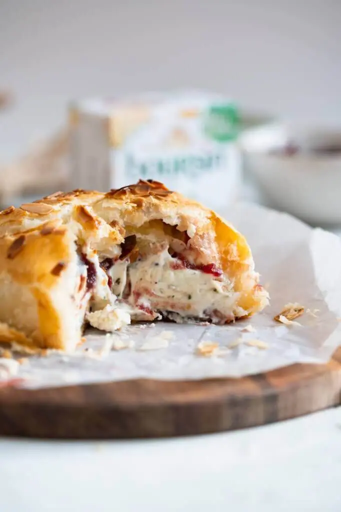 Boursin in bladerdeeg met cranberrysaus