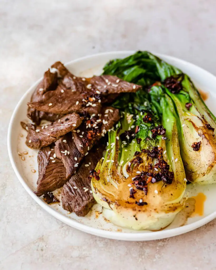 Gebakken pak choi met biefstukreepjes