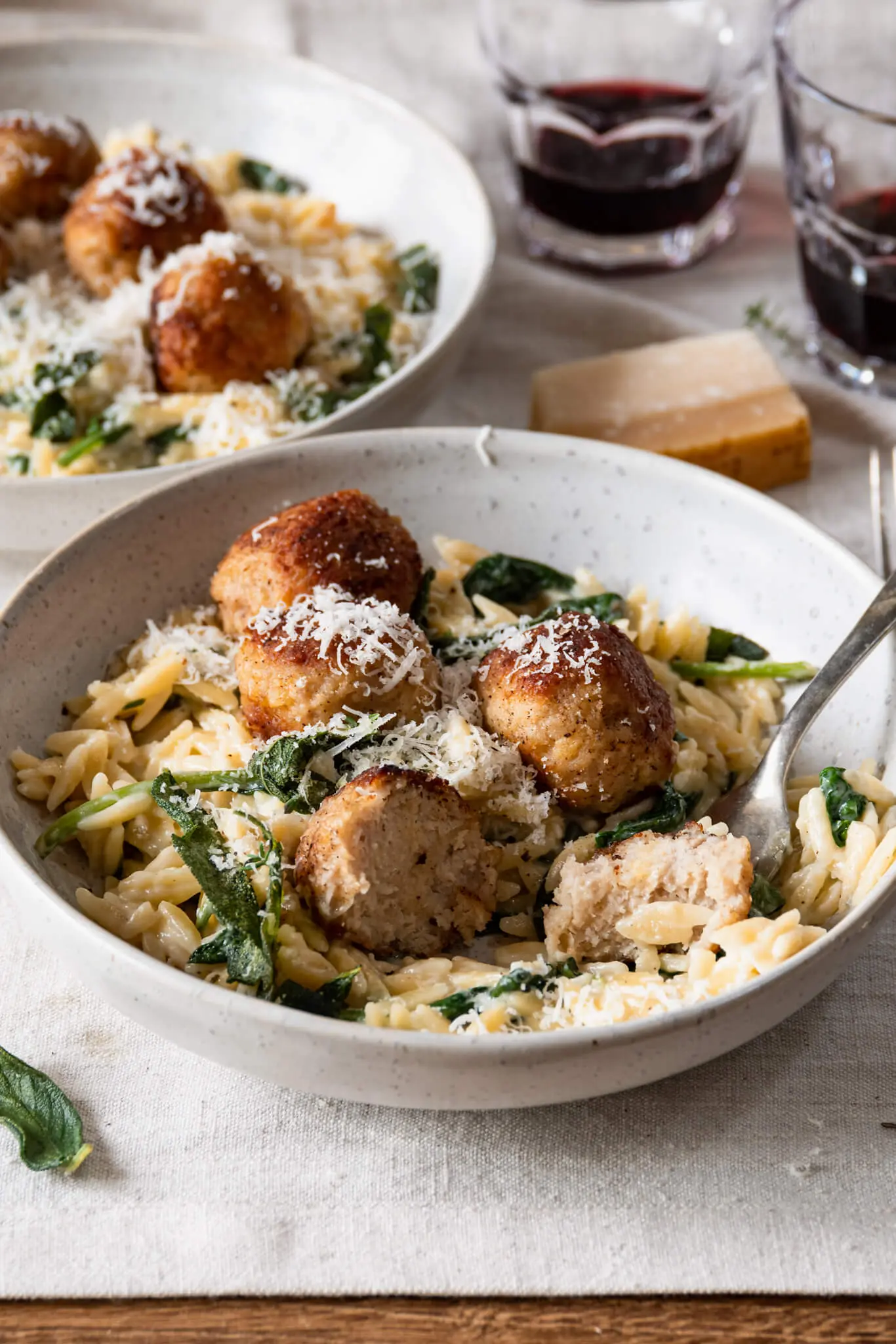 Orzo met salie en kipgehaktballen