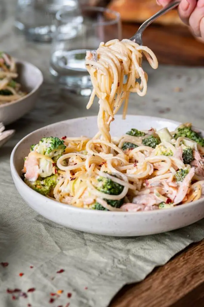 Spaghetti met zalm en broccoli