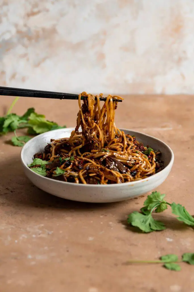 Pittige noodles met stoofvlees