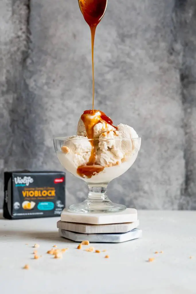 Vegan sundae met karamelsaus