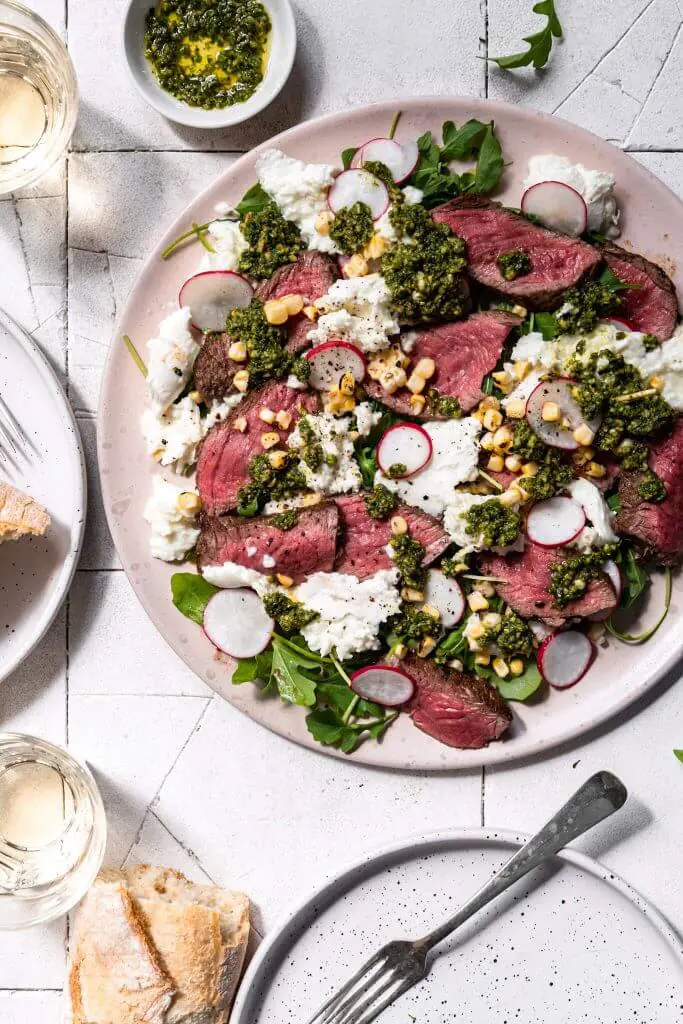 Maaltijdsalade met biefstuk en mozzarella