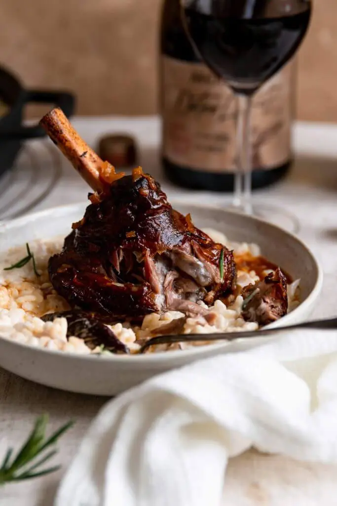 Lamschenkel met risotto