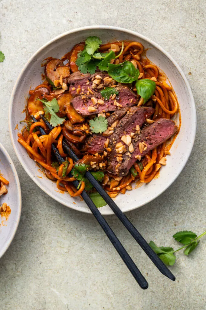 Gochujang en tahini noodles met kogelbiefstuk