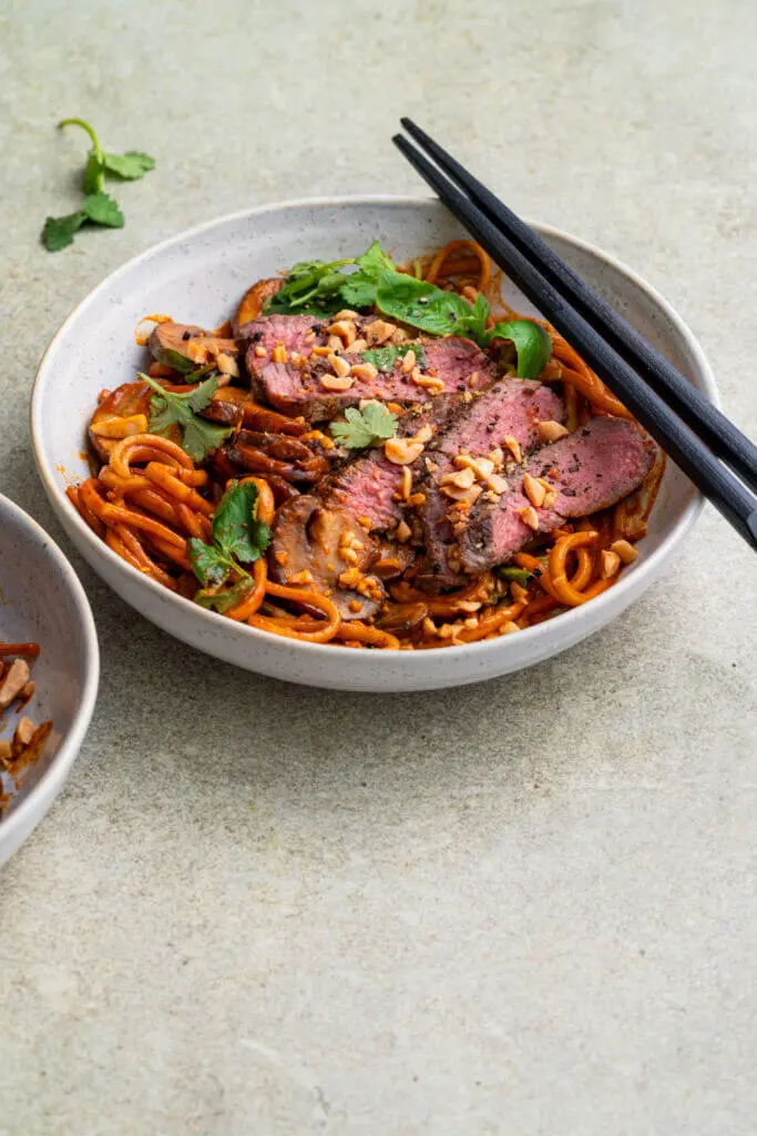Gochujang en tahini noodles met kogelbiefstuk