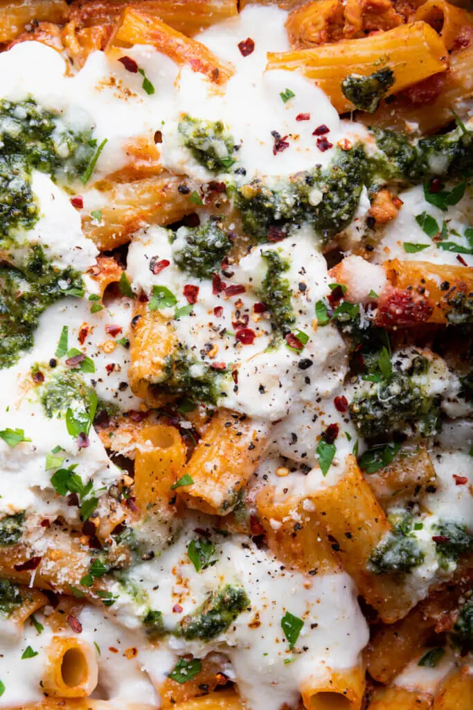 Pasta uit de oven met kip en pesto