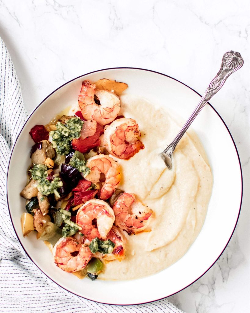 bloemkoolpuree met gegrilde groenten, garnalen en pesto