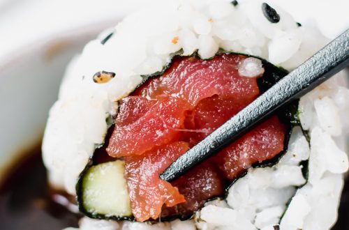 sushi met pittige tonijn