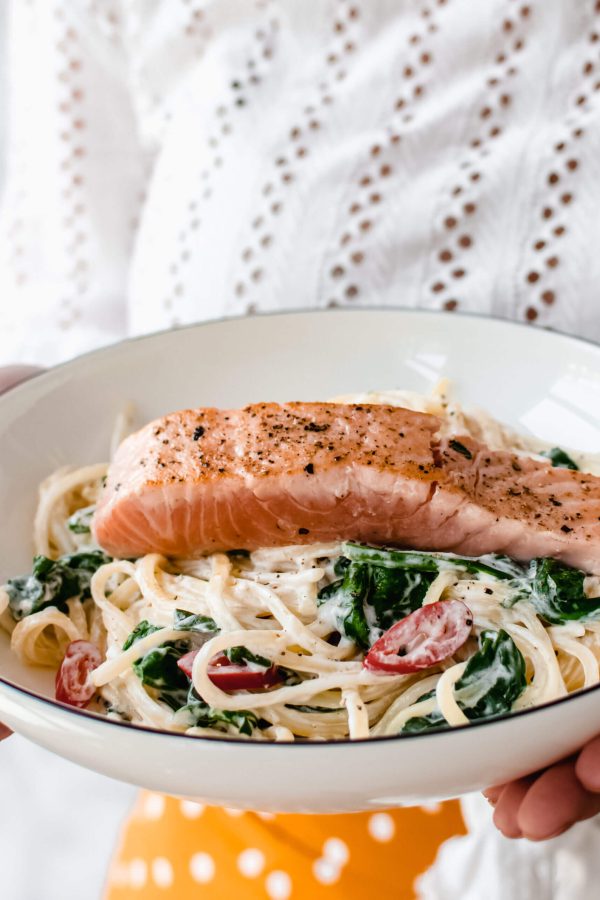 spaghetti met een geitenkaassaus en zalm