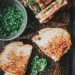 tosti met brie, tomaat en pesto