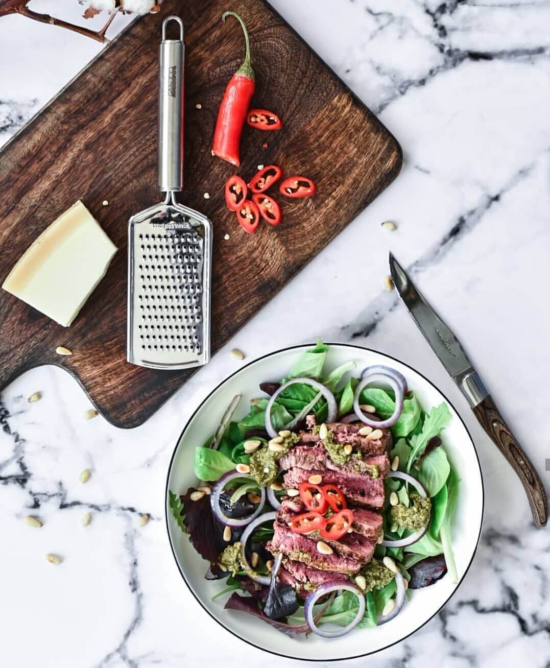 Salade met biefstukreepjes en pesto