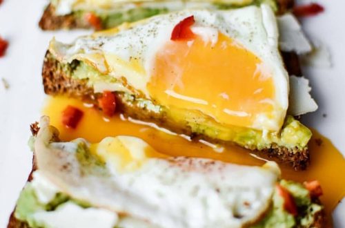 toast met avocado en een gebakken ei