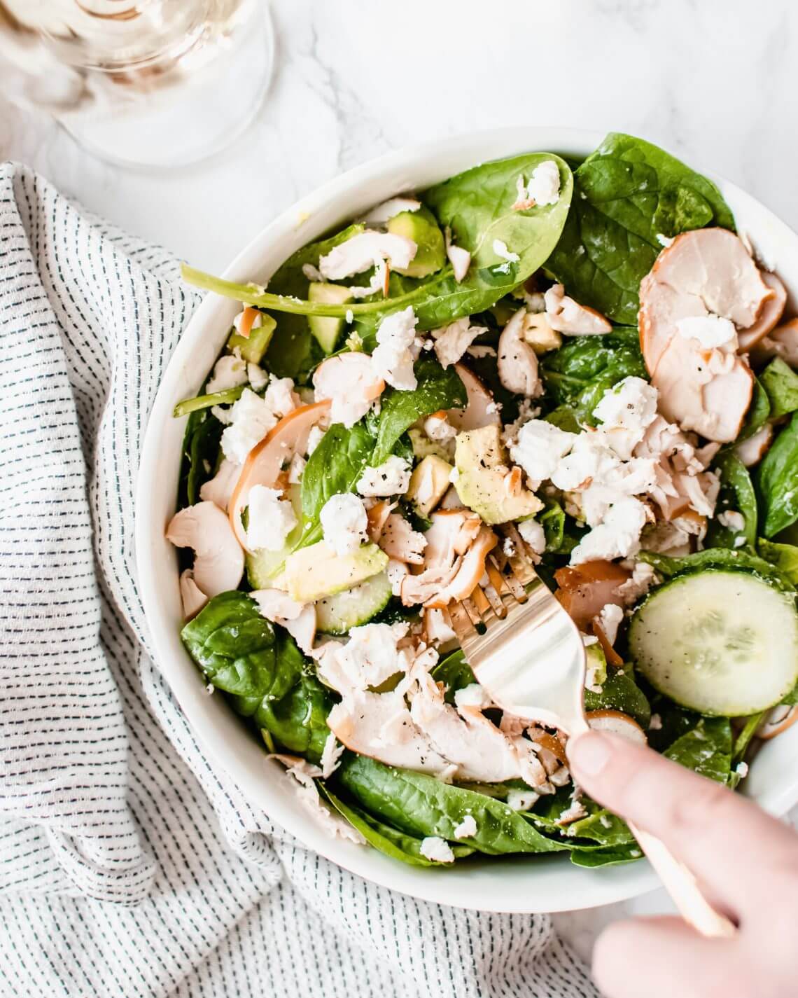 Salade met avocado, geitenkaas en gerookte kip