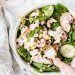 Salade met avocado, geitenkaas en gerookte kip