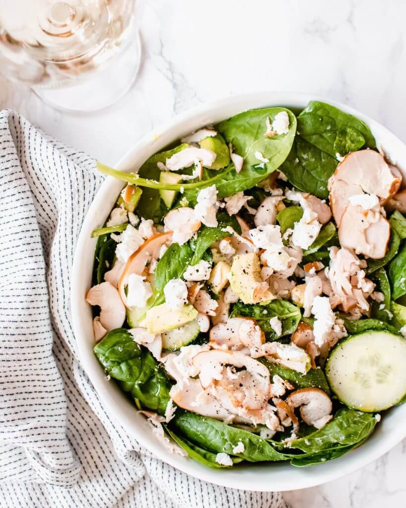 Salade met avocado, geitenkaas en gerookte kip