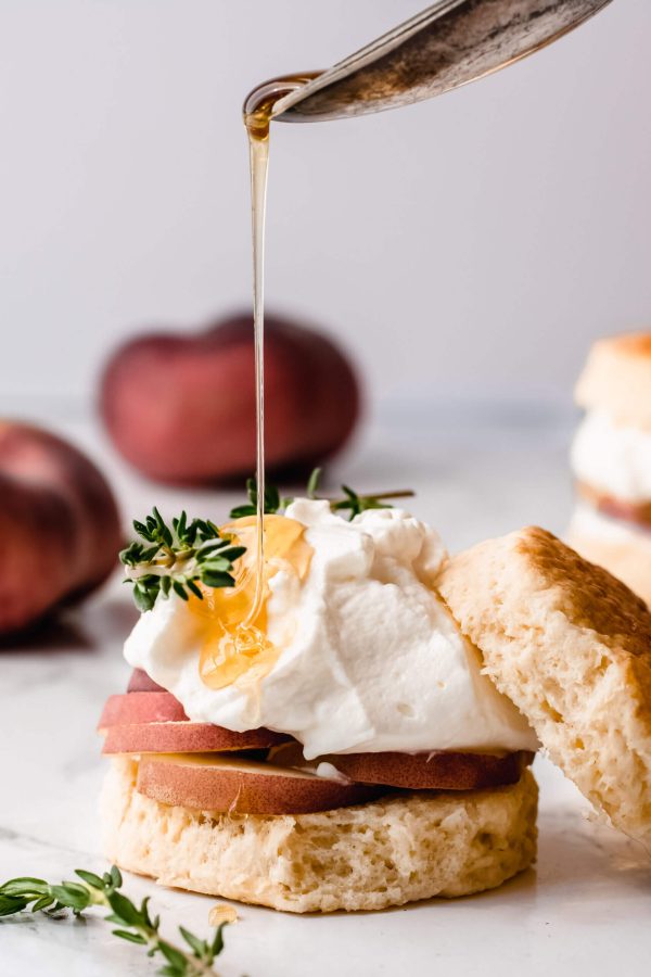 scones met perzik en clotted cream