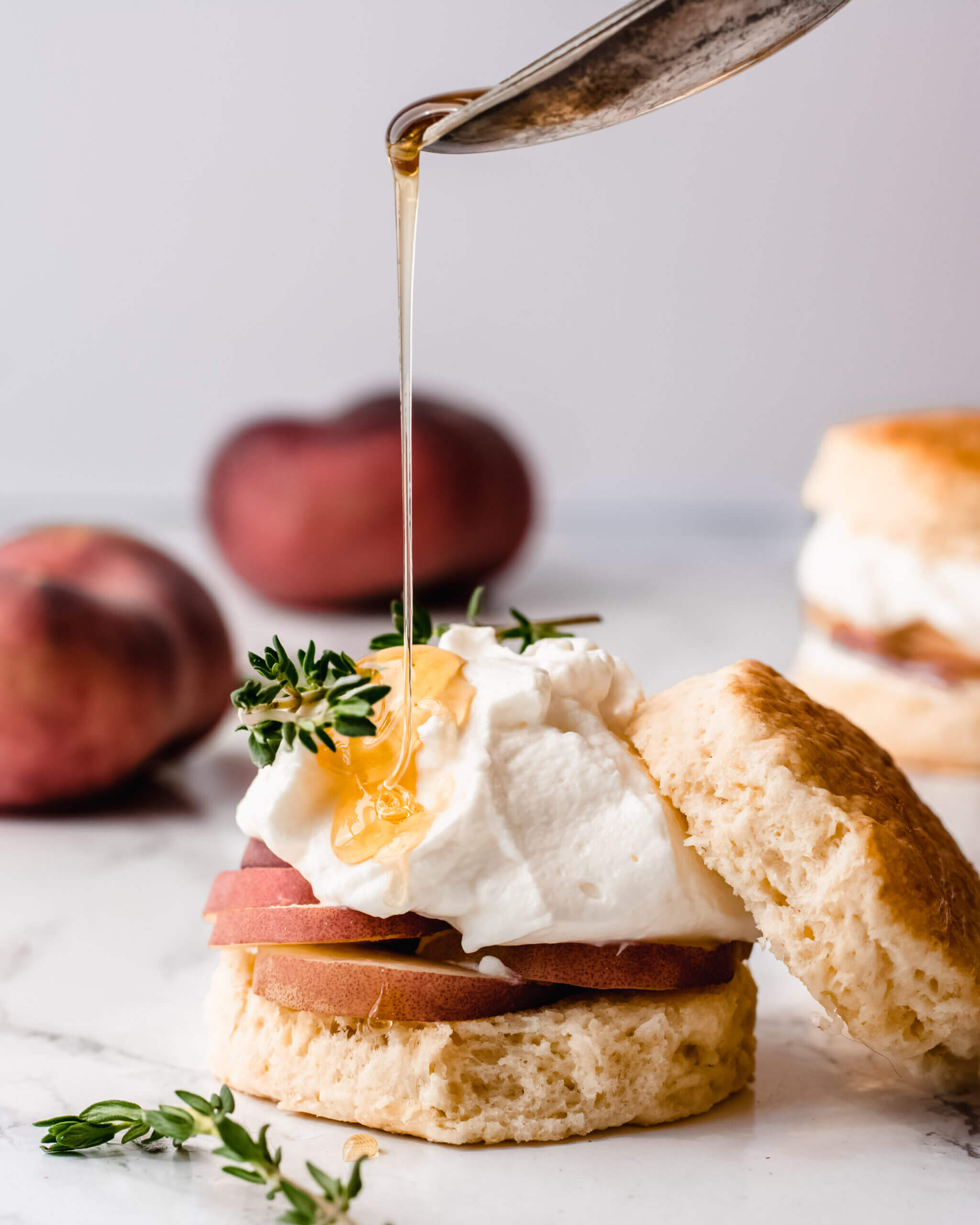 scones met perzik en clotted cream