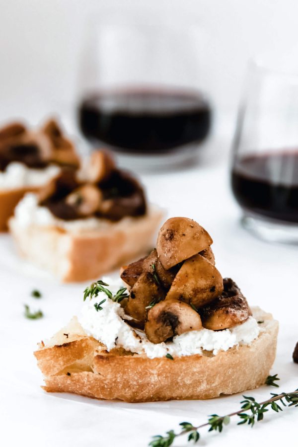 Crostini met geitenkaas en paddenstoelen