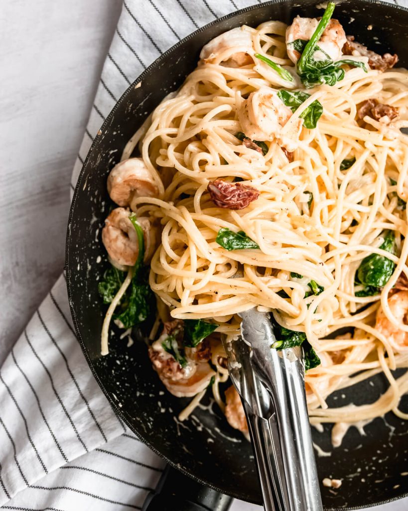 Spaghetti met spinazie, garnalen en zongedroogde tomaat