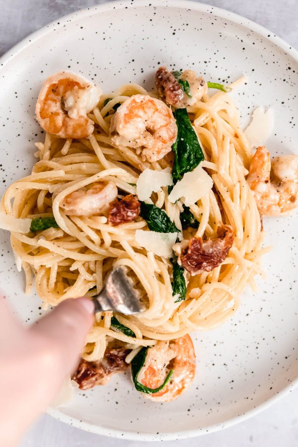 Spaghetti met spinazie, garnalen en zongedroogde tomaat