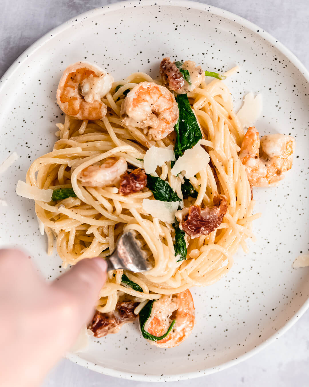 Spaghetti met spinazie, garnalen en zongedroogde tomaat