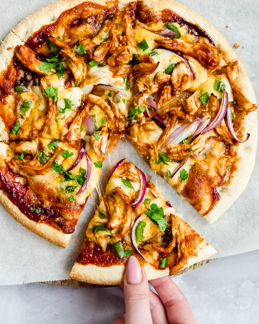 Pizza met bbq pulled chicken