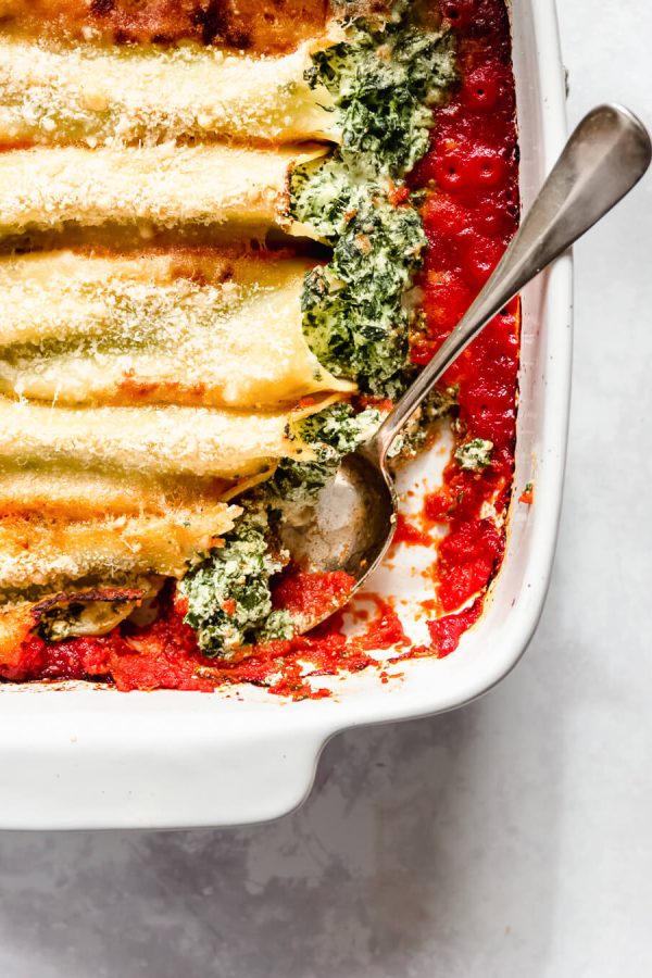 Spinazie ricotta cannelloni in tomatensaus