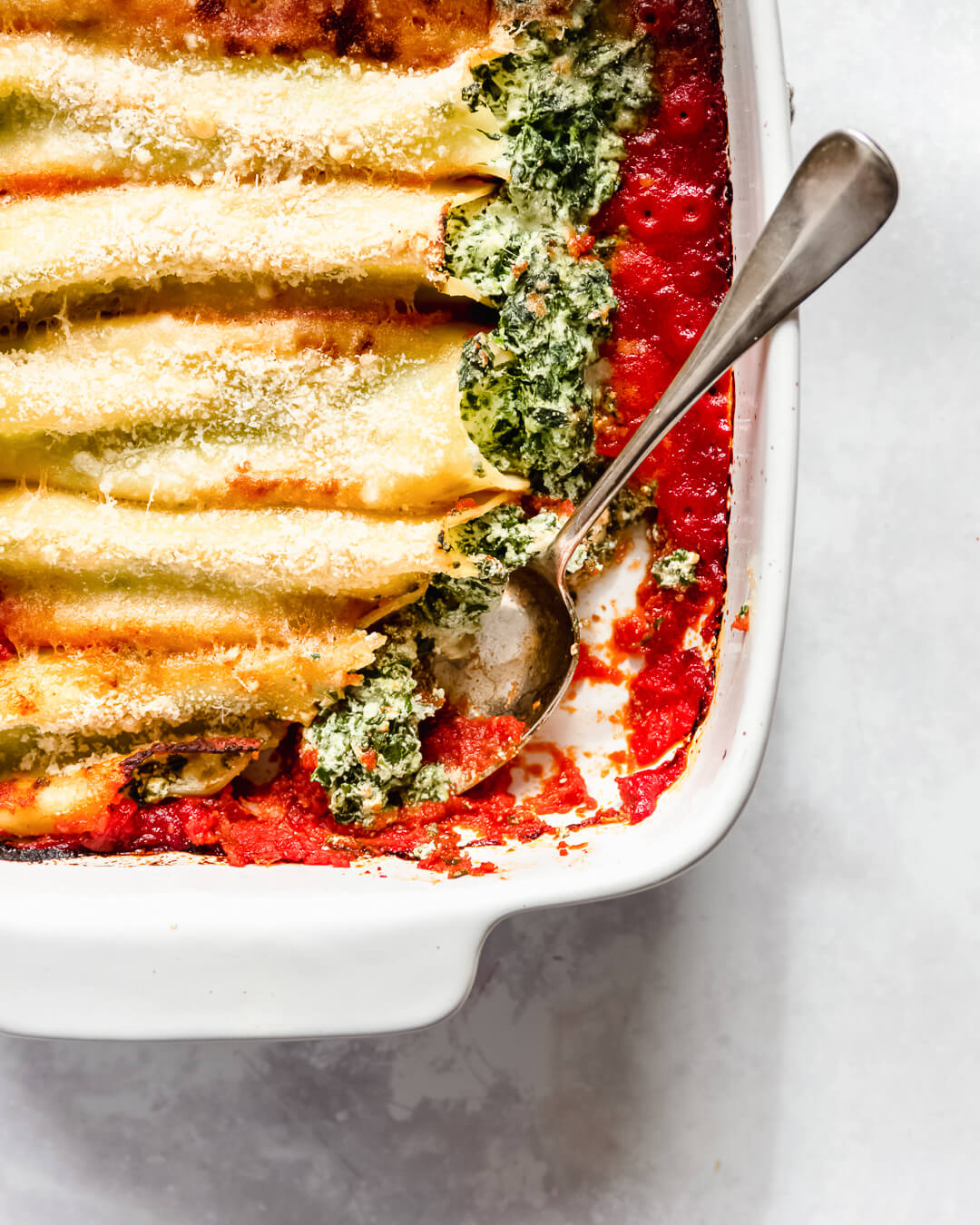 Spinazie ricotta cannelloni in tomatensaus