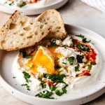 Turkse eieren met yoghurt en harissa