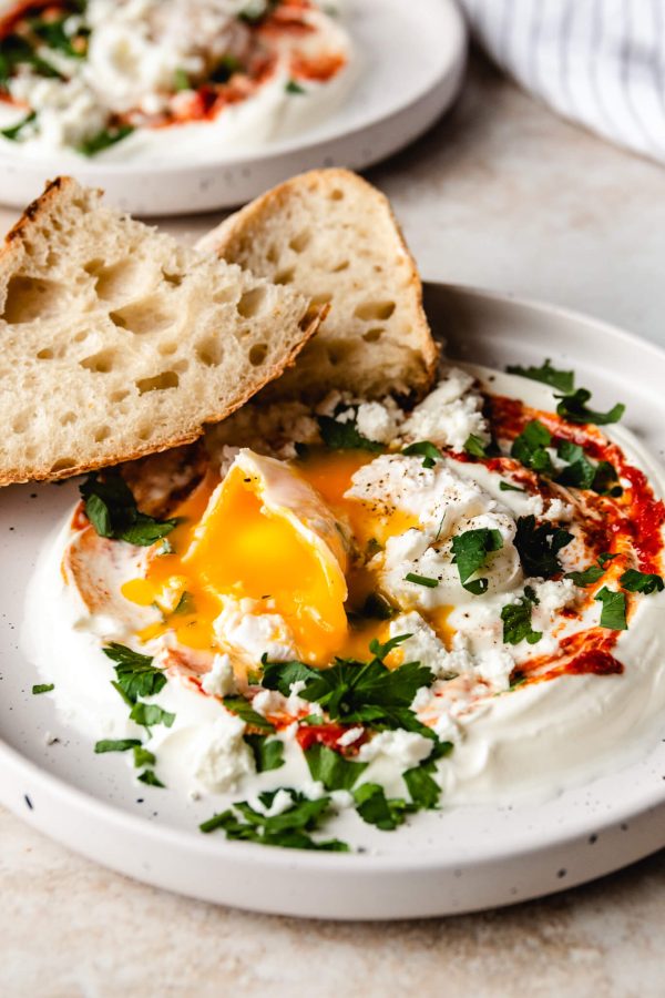 Turkse eieren met yoghurt en harissa
