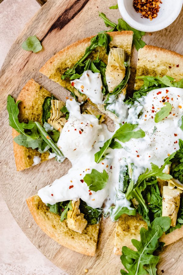 Pizza met artisjok en burrata