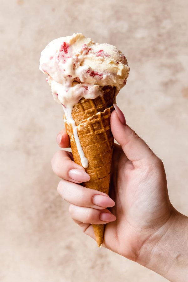Aarbeien ijs met witte chocolade (zonder ijsmachine)
