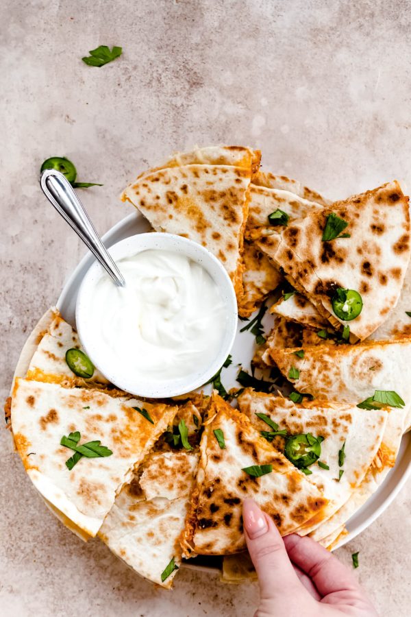 quesadilla met buffalo pulled chicken