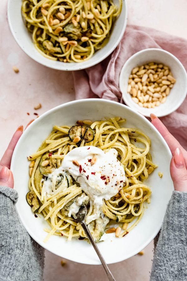 Pasta pesto met gegrilde courgette en burrata