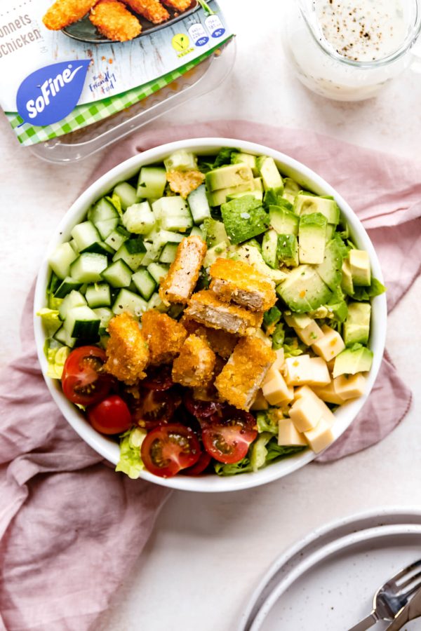 Cobb salade met krokante SoChicken en een ranch dressing