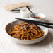 Vegan pittige udon noodles met champignons