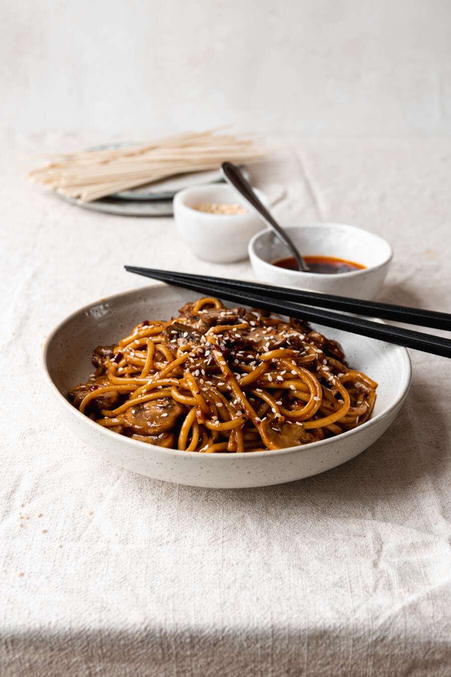 Vegan pittige udon noodles met champignons