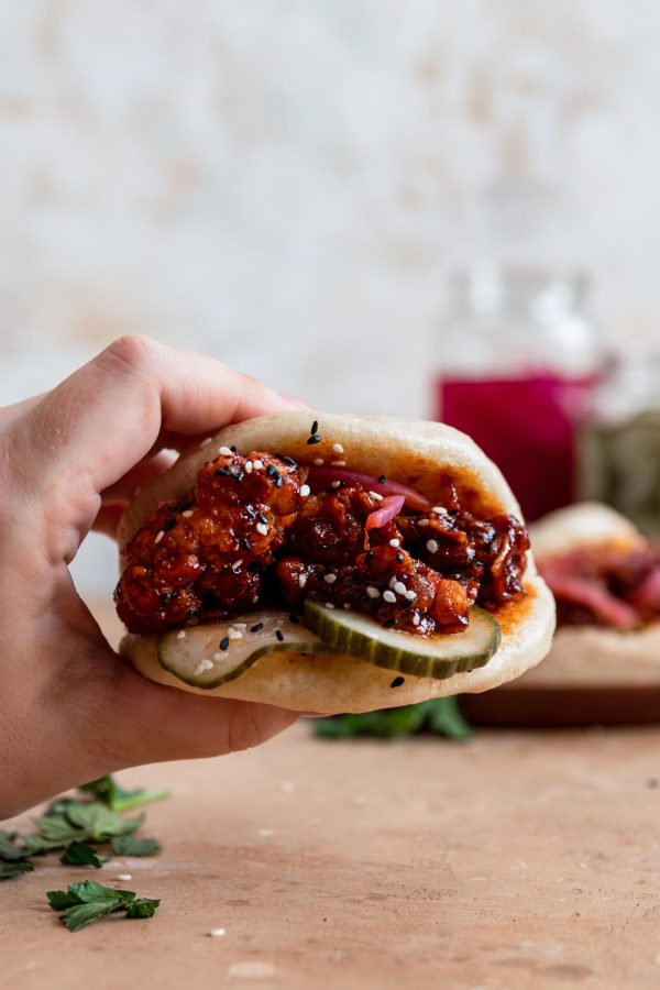 Bao Met Krokante Pittige Sticky Kip - Food From ClaudNine