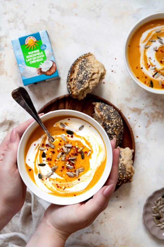 Zoete aardappelsoep met kokosmelk
