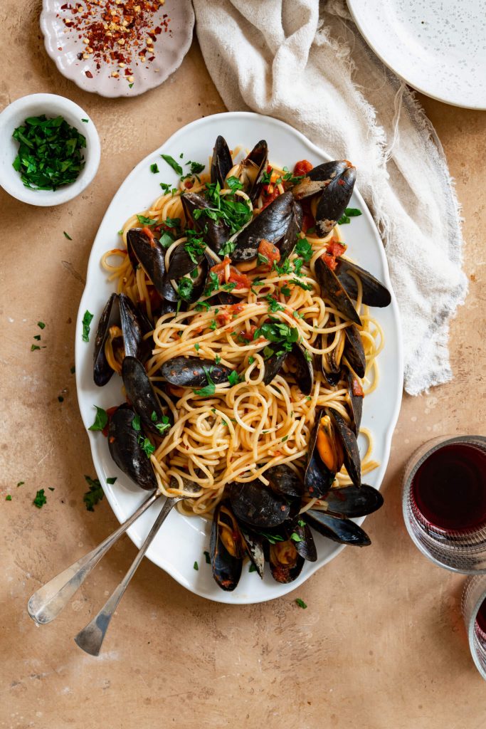 Spaghetti met mosselen in een pittige tomatensaus