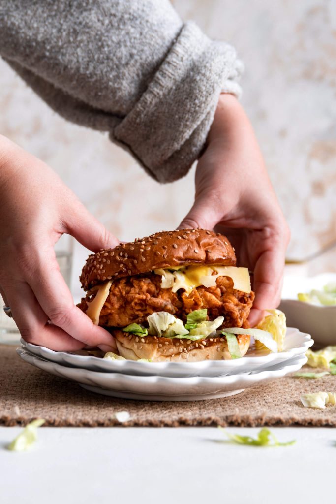 Krokante kipburger met honing mosterd saus