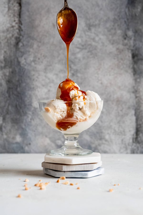 Vegan sundae met karamelsaus