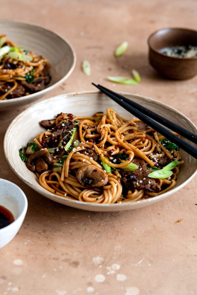 Noodles met roerbakgroenten en biefstuk