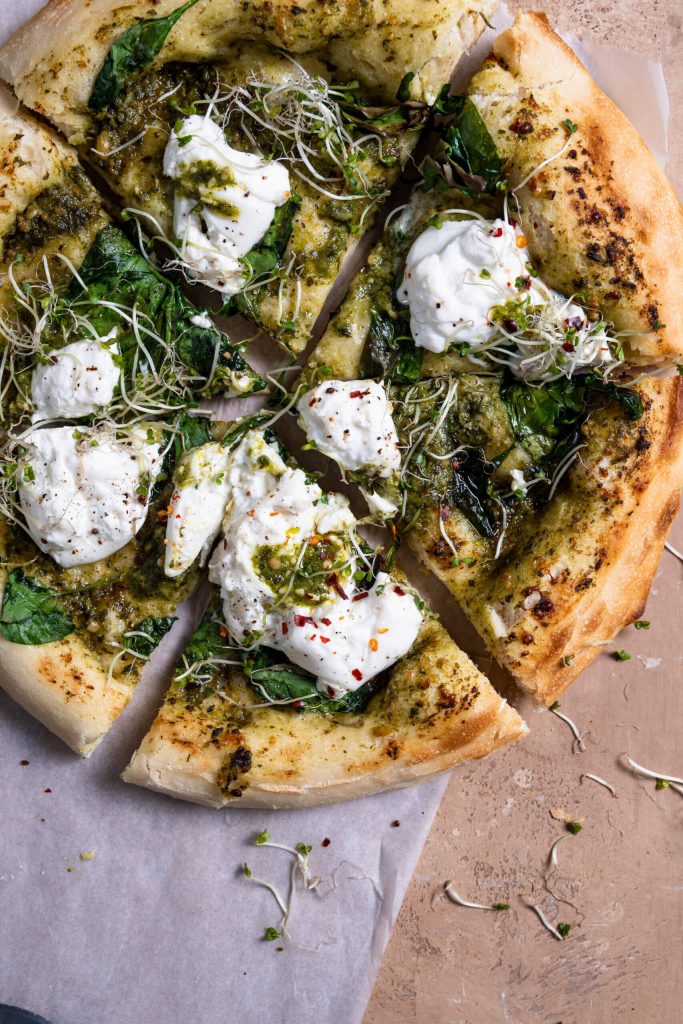 Focaccia pizza met pesto, spinazie en burrata⁠