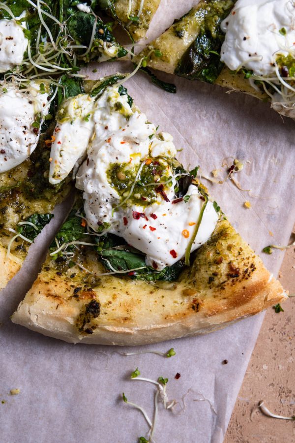 Focaccia pizza met pesto, spinazie en burrata⁠